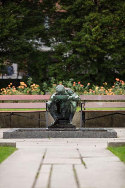 Gutt som drikker av et muslingskall